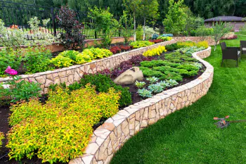 Как создать многоуровневые клумбы с использованием плодородного грунта и щебня