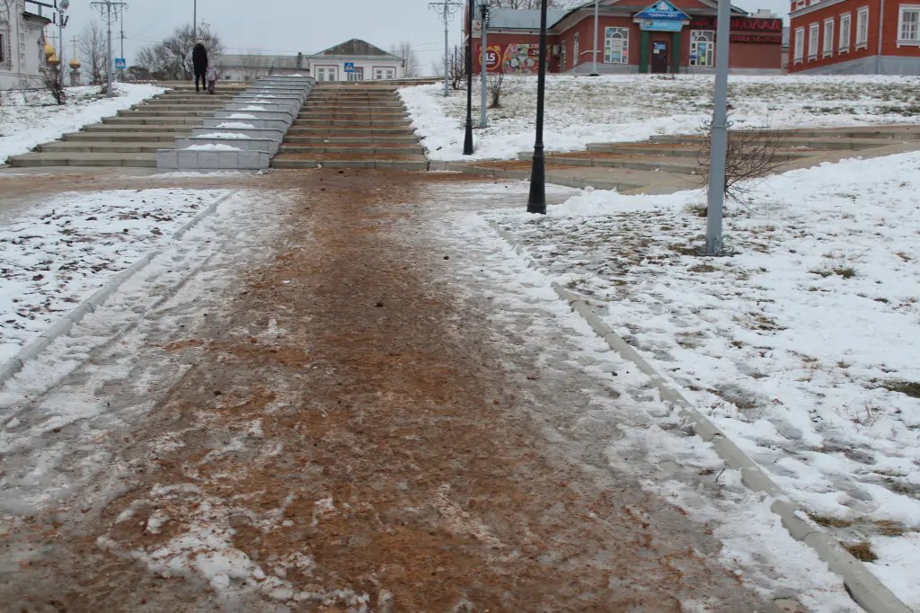 Что лучше пескосоль или реагент для дорог